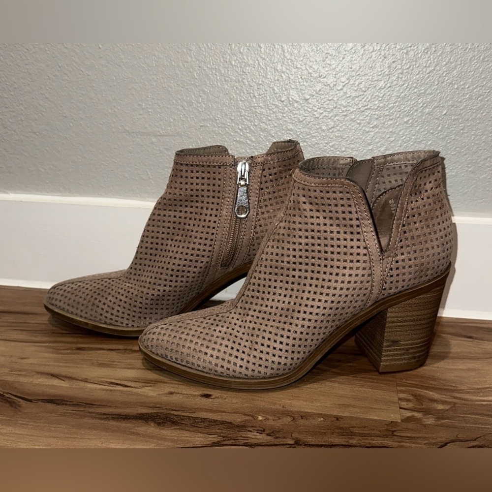 DV Dolce Vita Tan Perforated Pointed Toe Western Ankle Boho Boot Women’s 6.5